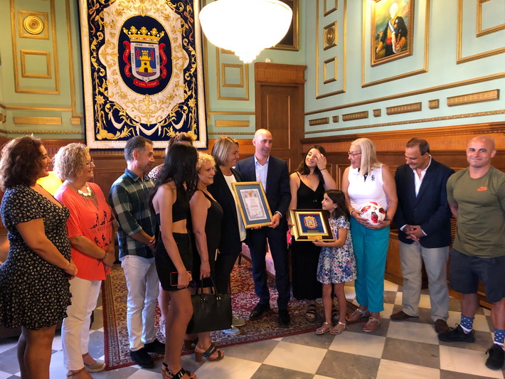 El presidente de la Real Federación Española de Fútbol, Luis Rubiales, es recibido por la ciudad de Motril